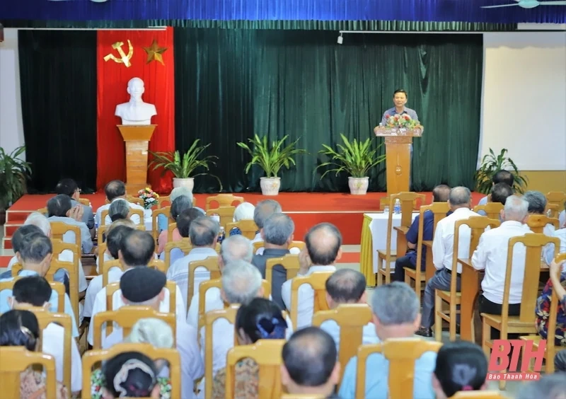 Đồng chí Bí thư Tỉnh ủy Đỗ Trọng Hưng gặp mặt, nói chuyện với cán bộ diện Ban Thường vụ Tỉnh ủy quản lý đã nghỉ hưu