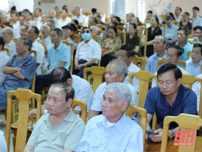 Đồng chí Bí thư Tỉnh ủy Đỗ Trọng Hưng gặp mặt, nói chuyện với cán bộ diện Ban Thường vụ Tỉnh ủy quản lý đã nghỉ hưu