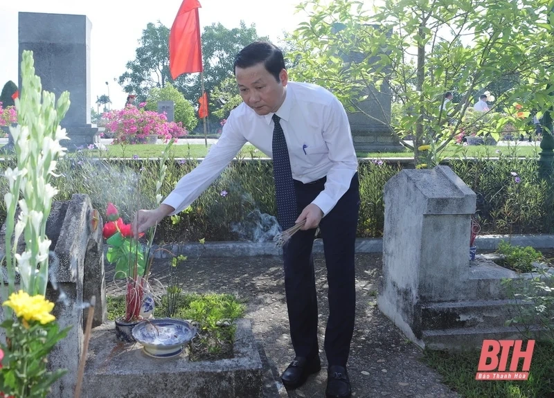 Đoàn đại biểu tỉnh Thanh Hóa dâng hương tưởng nhớ Chủ tịch Hồ Chí Minh, Mẹ Việt Nam Anh hùng và các Anh hùng liệt sĩ