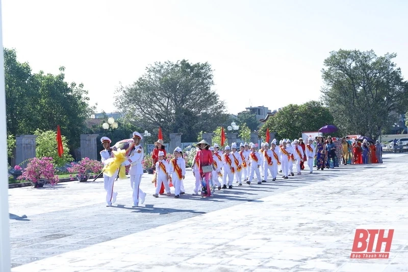 Đoàn đại biểu tỉnh Thanh Hóa dâng hương tưởng nhớ Chủ tịch Hồ Chí Minh, Mẹ Việt Nam Anh hùng và các Anh hùng liệt sĩ