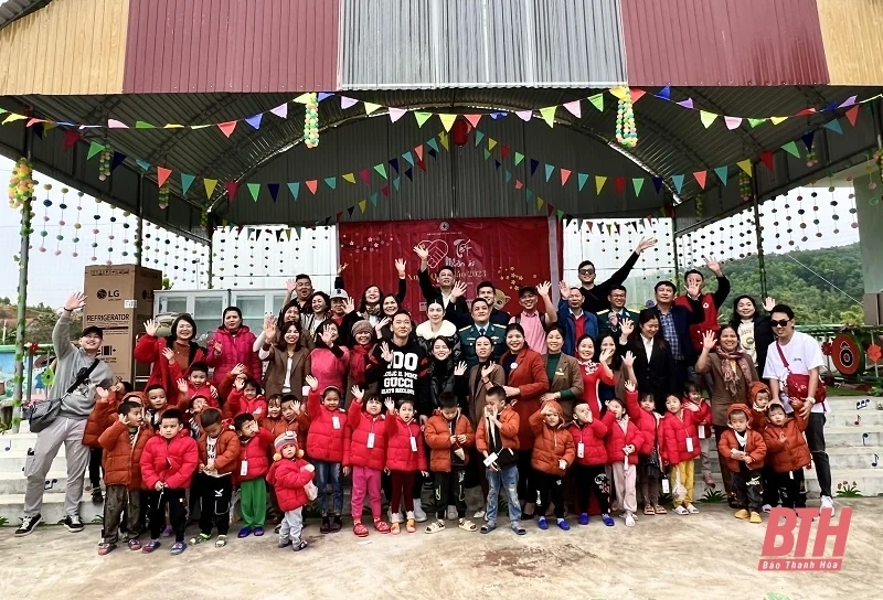 Trao áo ấm và đồ dùng nhà bếp cho Trường mầm non Tân Bình