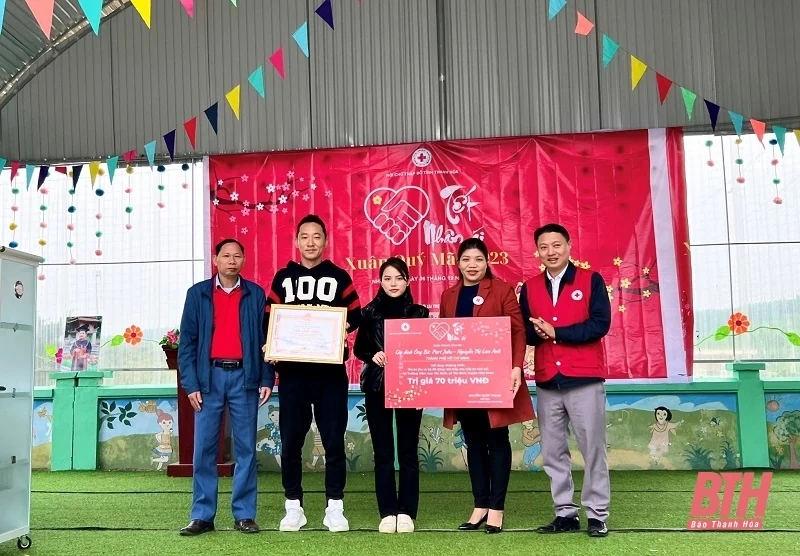 Trao áo ấm và đồ dùng nhà bếp cho Trường mầm non Tân Bình