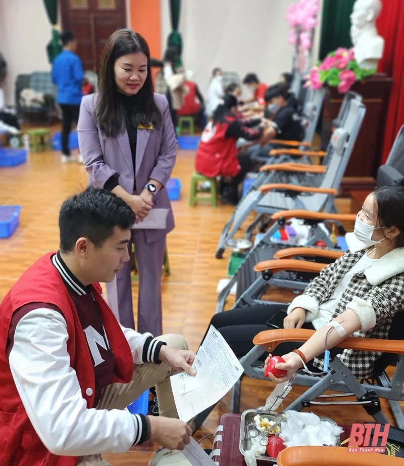 Ngày hội hiến máu tình nguyện “Giọt hồng blouse trắng”