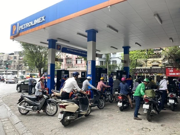 Tăng 2 lần liên tiếp, giá xăng RON95-III vượt 22.000 đồng/lít