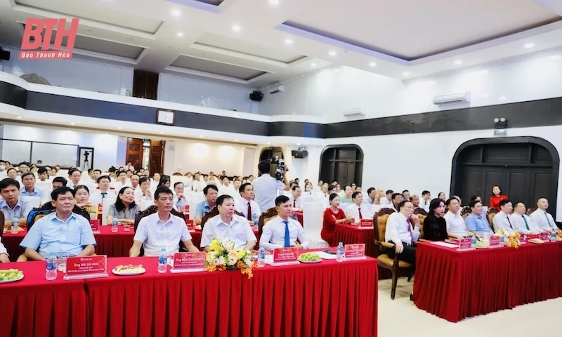 Tổng Công ty Cổ phần Hợp Lực đón nhận Cờ thi đua của UBND tỉnh