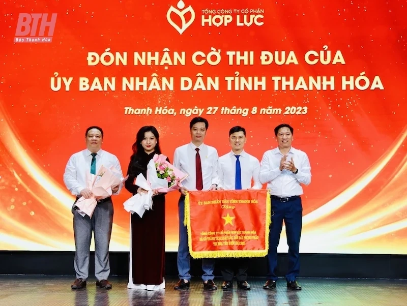 Tổng Công ty Cổ phần Hợp Lực đón nhận Cờ thi đua của UBND tỉnh