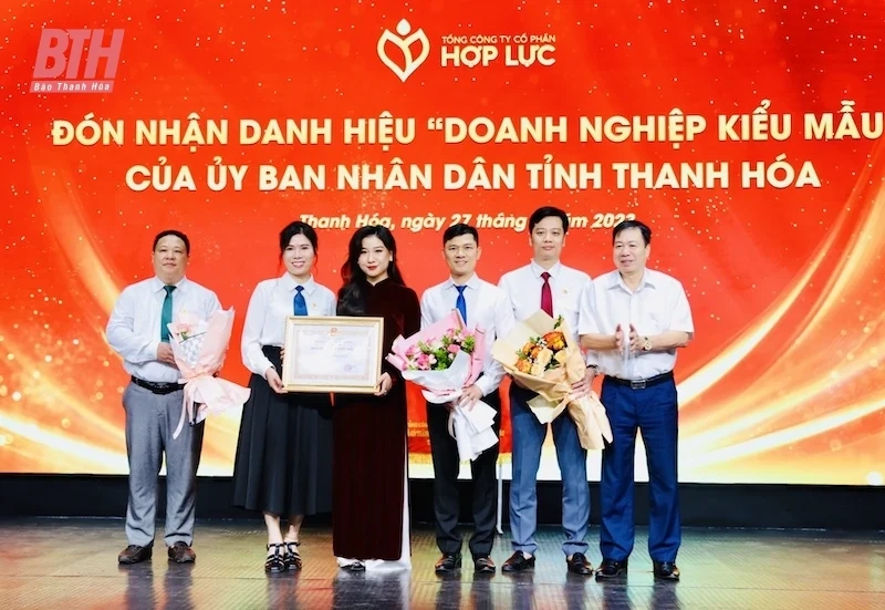 Tổng Công ty Cổ phần Hợp Lực đón nhận Cờ thi đua của UBND tỉnh