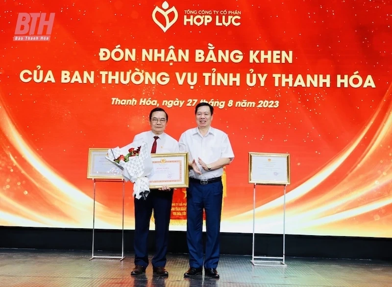 Tổng Công ty Cổ phần Hợp Lực đón nhận Cờ thi đua của UBND tỉnh