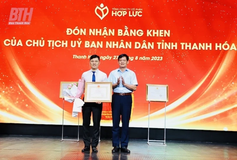 Tổng Công ty Cổ phần Hợp Lực đón nhận Cờ thi đua của UBND tỉnh