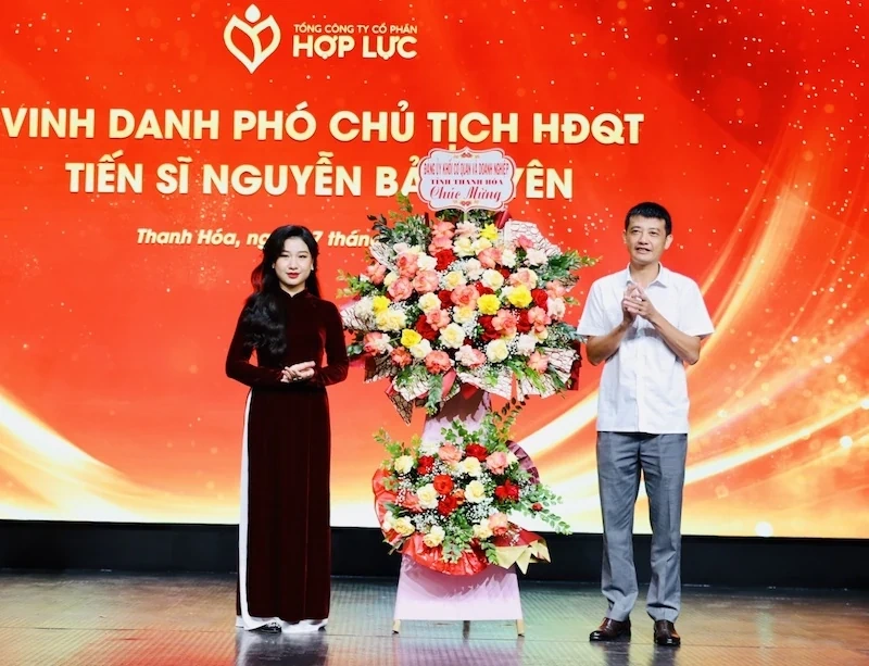 Tổng Công ty Cổ phần Hợp Lực đón nhận Cờ thi đua của UBND tỉnh