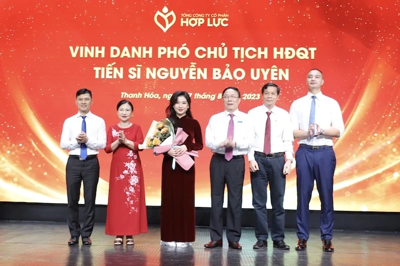 Tổng Công ty Cổ phần Hợp Lực đón nhận Cờ thi đua của UBND tỉnh