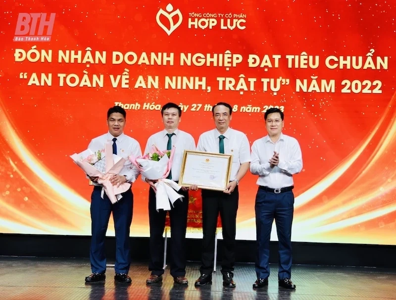 Tổng Công ty Cổ phần Hợp Lực đón nhận Cờ thi đua của UBND tỉnh