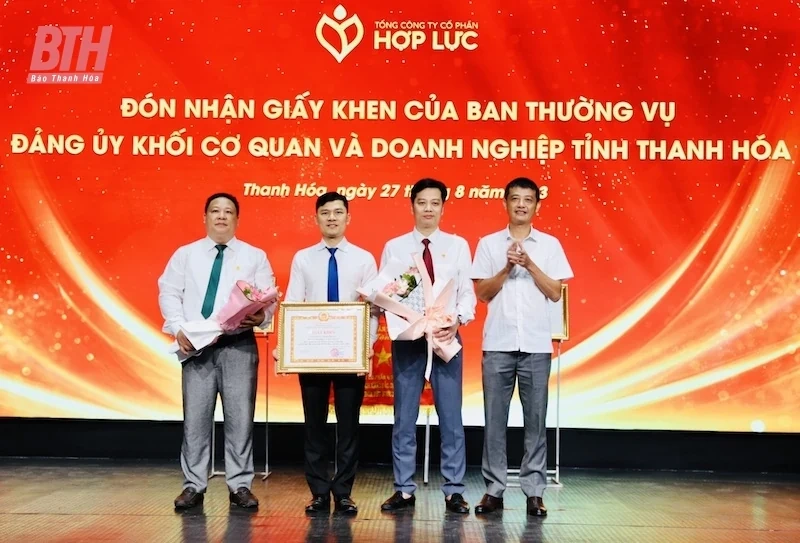 Tổng Công ty Cổ phần Hợp Lực đón nhận Cờ thi đua của UBND tỉnh