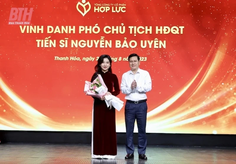 Tổng Công ty Cổ phần Hợp Lực đón nhận Cờ thi đua của UBND tỉnh