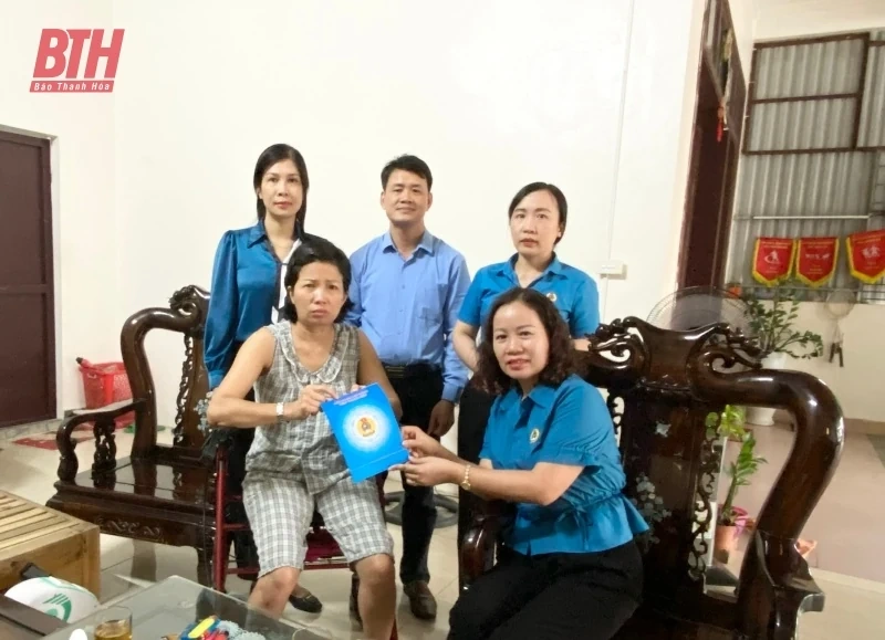 Liên đoàn Lao động tỉnh trao quà cho nữ công nhân, viên chức, lao động có hoàn cảnh đặc biệt khó khăn