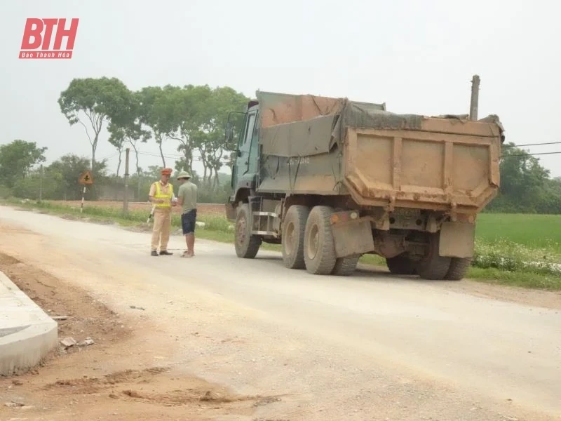Kiểm tra tải trọng, đảm bảo môi trường trong vận chuyển nguyên vật liệu thi công dự án, sau phản ánh của Báo Thanh Hóa