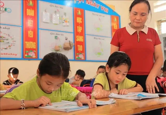 Ổn định việc ăn, ở và học tập cho 107 học sinh thôn Làng Nủ