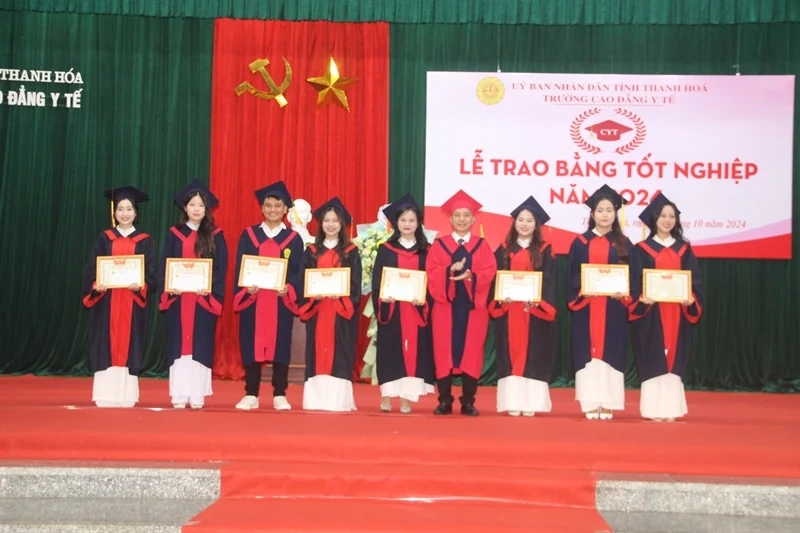 Trường Cao đẳng Y tế Thanh Hóa trao bằng tốt nghiệp chính quy cho 587 sinh viên