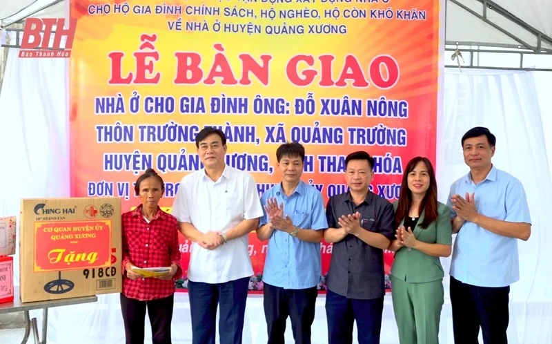 Huyện ủy Quảng Xương bàn giao nhà tình nghĩa cho hộ nghèo