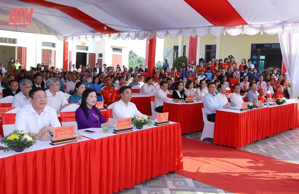 Phó Thủ tướng Chính phủ Lê Thành Long và Bí thư Tỉnh uỷ Nguyễn Doãn Anh chung vui Ngày hội Đại đoàn kết toàn dân tộc tại huyện Triệu Sơn