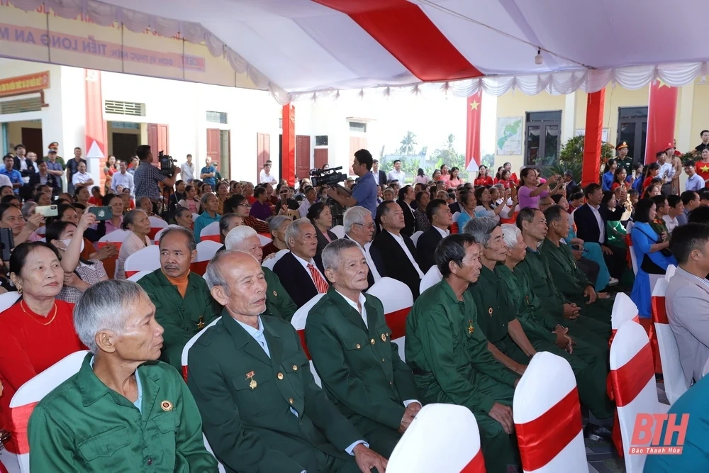 Phó Thủ tướng Chính phủ Lê Thành Long và Bí thư Tỉnh uỷ Nguyễn Doãn Anh chung vui Ngày hội Đại đoàn kết toàn dân tộc tại huyện Triệu Sơn
