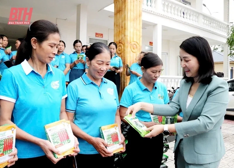 Ra mắt và trao vật tư cho Hợp tác xã trồng rau sạch Nhuận Thạch