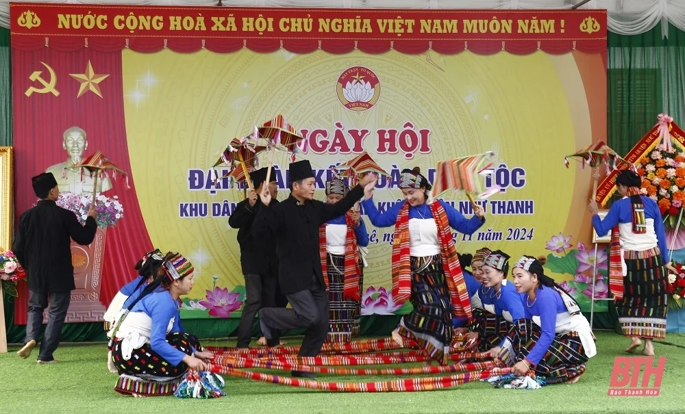 Chủ tịch UBND tỉnh Đỗ Minh Tuấn dự Ngày hội Đại đoàn kết toàn dân tộc tại khu dân cư thôn 5, xã Cán Khê