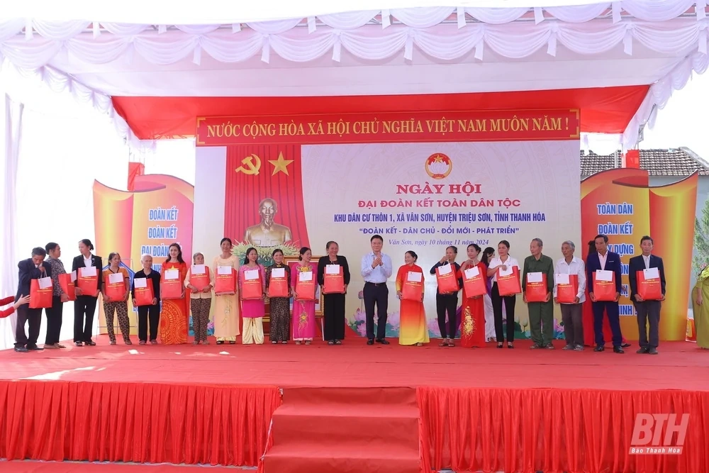 Phó Thủ tướng Chính phủ Lê Thành Long và Bí thư Tỉnh uỷ Nguyễn Doãn Anh chung vui Ngày hội Đại đoàn kết toàn dân tộc tại huyện Triệu Sơn