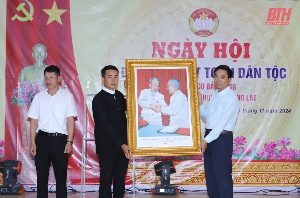 Bí thư Tỉnh ủy Nguyễn Doãn Anh chung vui ngày hội đại đoàn kết toàn dân tộc với cán bộ, Nhân dân bản Pùng, xã Quang Chiểu
