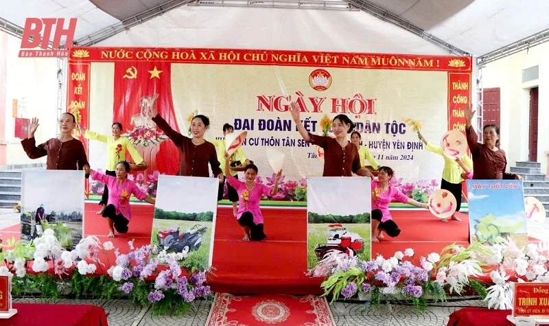 Phó Chủ tịch UBND tỉnh Đầu Thanh Tùng dự Ngày hội Đại đoàn kết toàn dân tộc tại thôn Tân Sen
