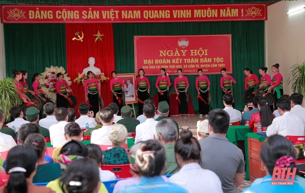 Phó Bí thư Tỉnh ủy Trịnh Tuấn Sinh dự Ngày hội Đại đoàn kết toàn dân tộc tại huyện Cẩm Thủy
