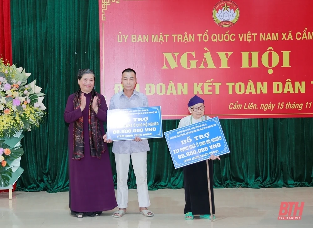 Nguyên Phó Chủ tịch Thường trực Quốc hội Tòng Thị Phóng thăm, tặng quà tại huyện Cẩm Thủy