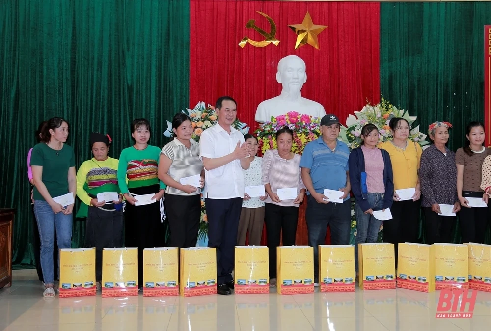 Nguyên Phó Chủ tịch Thường trực Quốc hội Tòng Thị Phóng thăm, tặng quà tại huyện Cẩm Thủy