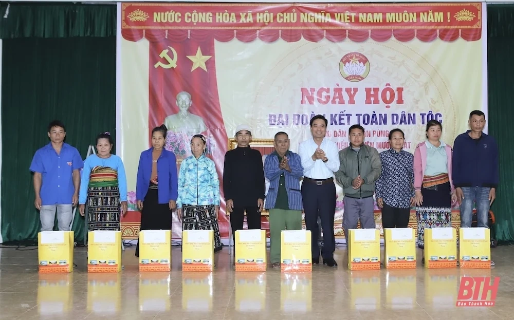 Bí thư Tỉnh ủy Nguyễn Doãn Anh chung vui ngày hội đại đoàn kết toàn dân tộc với cán bộ, Nhân dân bản Pùng, xã Quang Chiểu