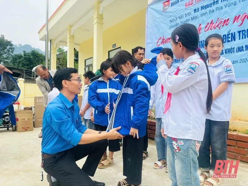 Đoàn Thanh niên Báo Thanh Hóa cùng nhà tài trợ trao quà cho học sinh bản đặc biệt khó khăn