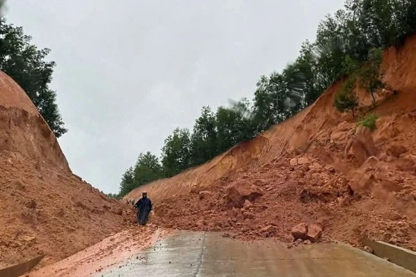 Nước lũ dâng cao khiến nhiều nơi ở Quảng Ngãi, Bình Định bị ngập sâu, chia cắt