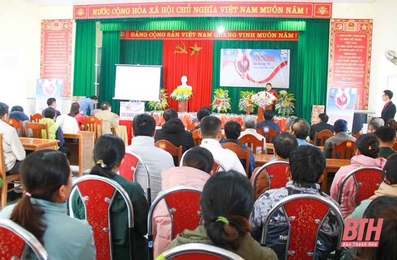 Trao 100 suất quà cho người dân bị ảnh hưởng bởi thiên tai tại huyện Quan Sơn