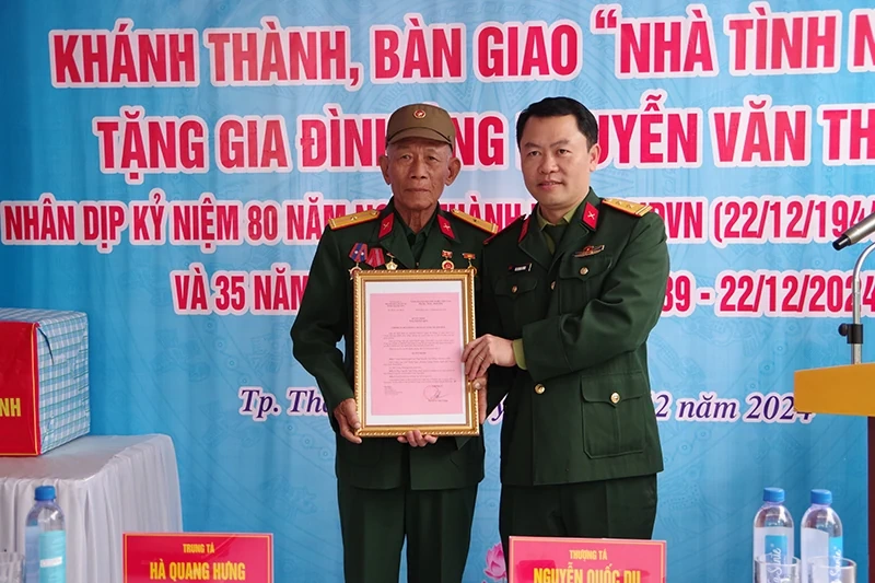 Bàn giao “Nhà tình nghĩa” cho thương binh Nguyễn Văn Thắng 