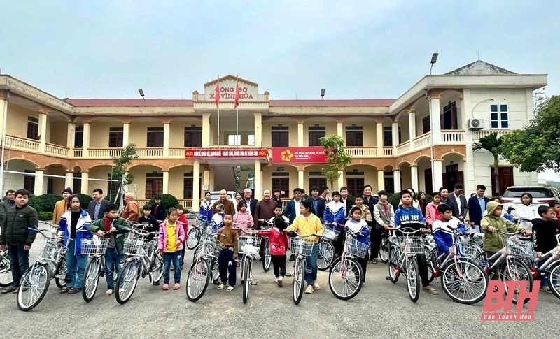 Tặng 100 xe đạp cho học sinh có hoàn cảnh khó khăn 2 huyện Vĩnh Lộc, Cẩm Thủy