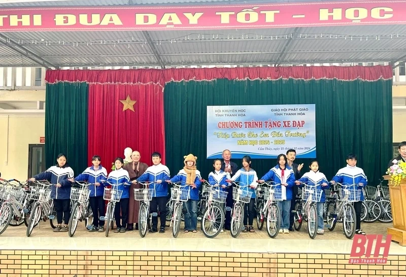 Tặng 100 xe đạp cho học sinh có hoàn cảnh khó khăn 2 huyện Vĩnh Lộc, Cẩm Thủy