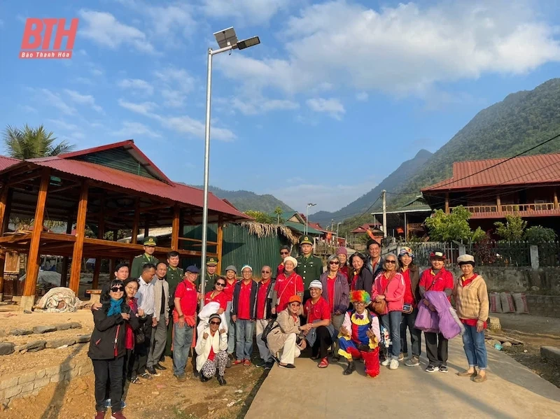 Trao tặng công trình đèn năng lượng mặt trời và con giống cho Khu phố Đoàn Kết