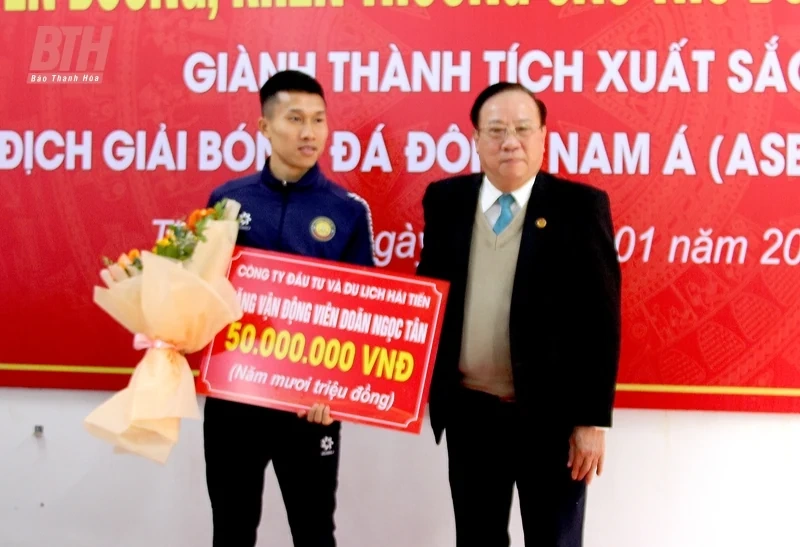 Tuyên dương, khen thưởng cầu thủ Doãn Ngọc Tân