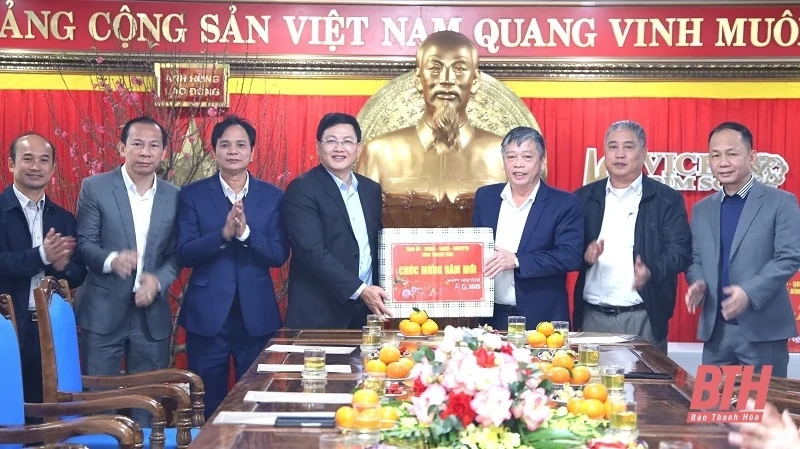 Phó Chủ tịch UBND tỉnh Mai Xuân Liêm viếng nghĩa trang liệt sỹ; thăm, chúc Tết một số đơn vị, gia đình chính sách tại huyện Hà Trung và thị xã Bỉm Sơn