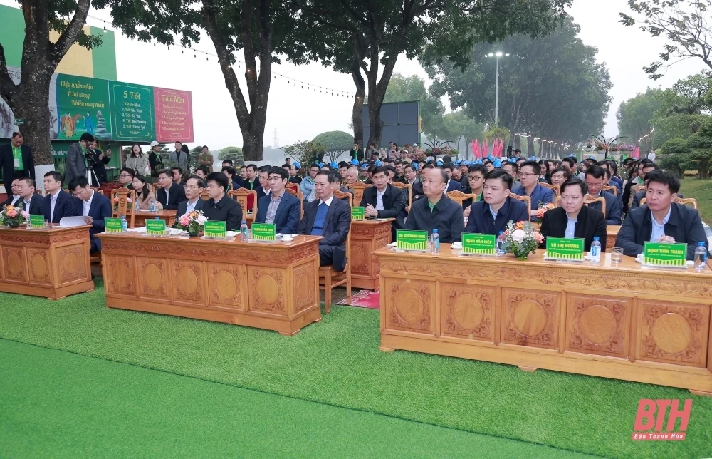 Phó Bí thư Tỉnh ủy Trịnh Tuấn Sinh dự lễ ra quân sản xuất tại Nhà máy dinh dưỡng cây trồng Tiến Nông Bỉm Sơn