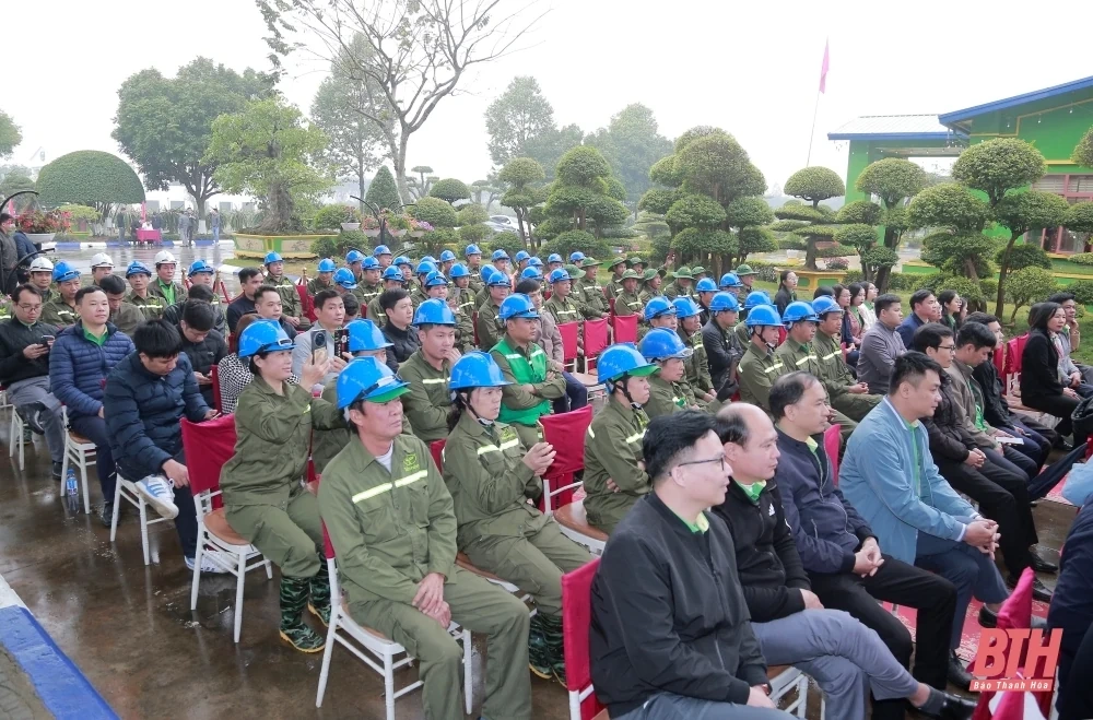 Phó Bí thư Tỉnh ủy Trịnh Tuấn Sinh dự lễ ra quân sản xuất tại Nhà máy dinh dưỡng cây trồng Tiến Nông Bỉm Sơn