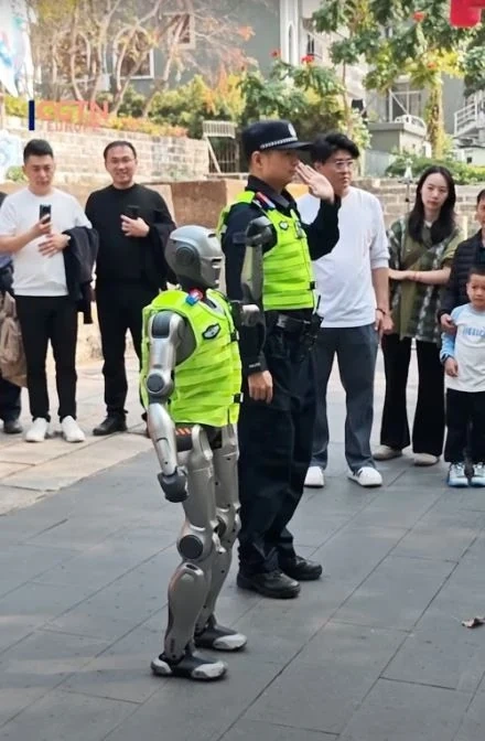Người dân vây kín xem robot tuần tra đường phố cùng cảnh sát