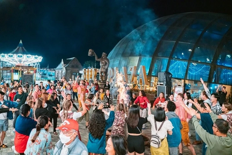 Hàng ngàn du khách miền Trung - Tây Nguyên đổ về Bà Nà Hills trong ngày đầu áp dụng giá vé 350.000 VNĐ