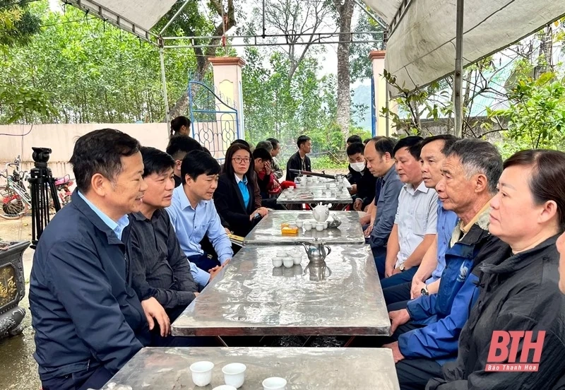 Thăm hỏi, động viên gia đình có người bị thiệt mạng do đuối nước ở huyện Cẩm Thủy