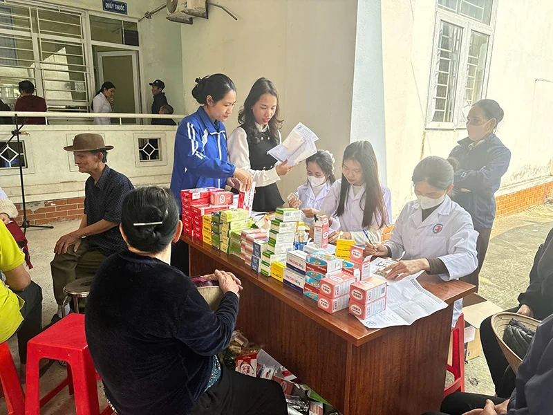 Khám, cấp phát thuốc miễn phí cho trên 400 người dân