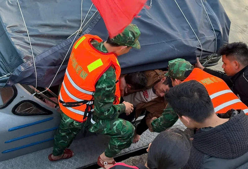 Cứu hộ kịp thời một ngư dân gặp nạn trên biển 